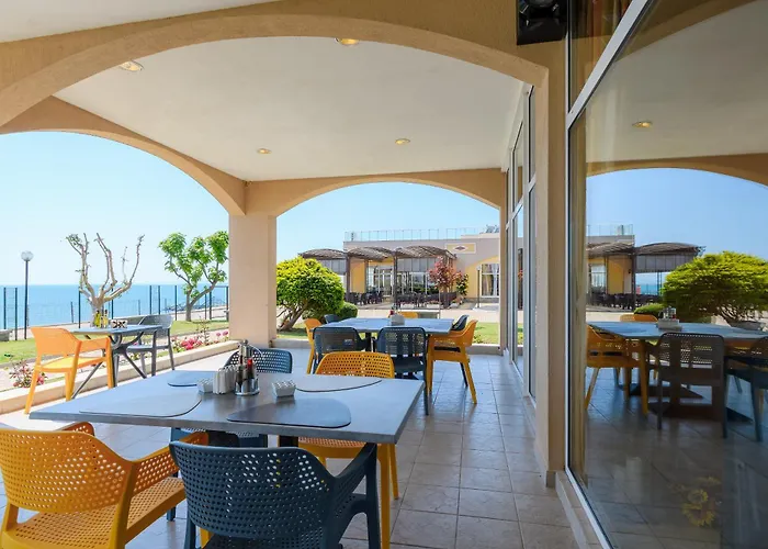 Отель Midia Family Ахелой