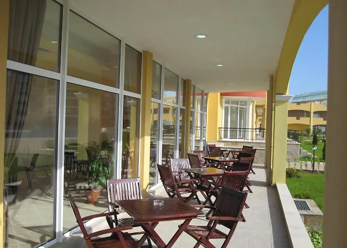 Отель Midia Family Ахелой